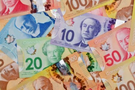 5 TSX Stocks Worth Investing in With $10,000 This September Canadian Dollars bills